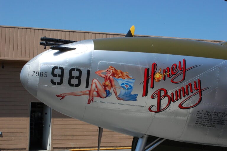 Cos’è la nose art? L’arte di decorare il muso degli aerei 