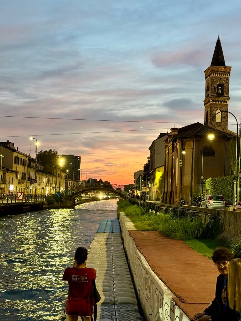 Una giornata di teatro sui Navigli di Milano tra&nbsp;arte, degustazioni e incontri. Per celebrare la fine dell&rsquo;emergenza inquinamento: le foto