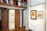 Installation view, targhe d&rsquo;ingresso e stazione 3, CAMPOSANTO, a cura di MARTELLATE PROJECT, Casa Gregotti, Milano, 2026. Courtesy Casa Gregotti. Foto di Andrea Rossetti