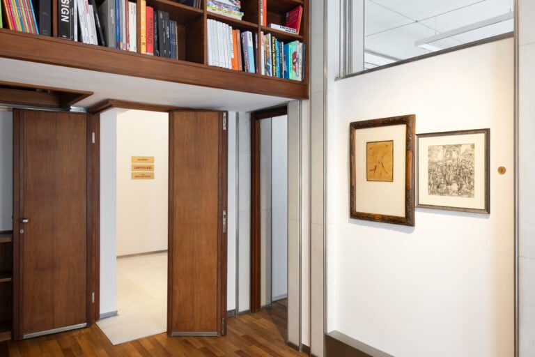 Installation view, targhe d&rsquo;ingresso e stazione 3, CAMPOSANTO, a cura di MARTELLATE PROJECT, Casa Gregotti, Milano, 2026. Courtesy Casa Gregotti. Foto di Andrea Rossetti