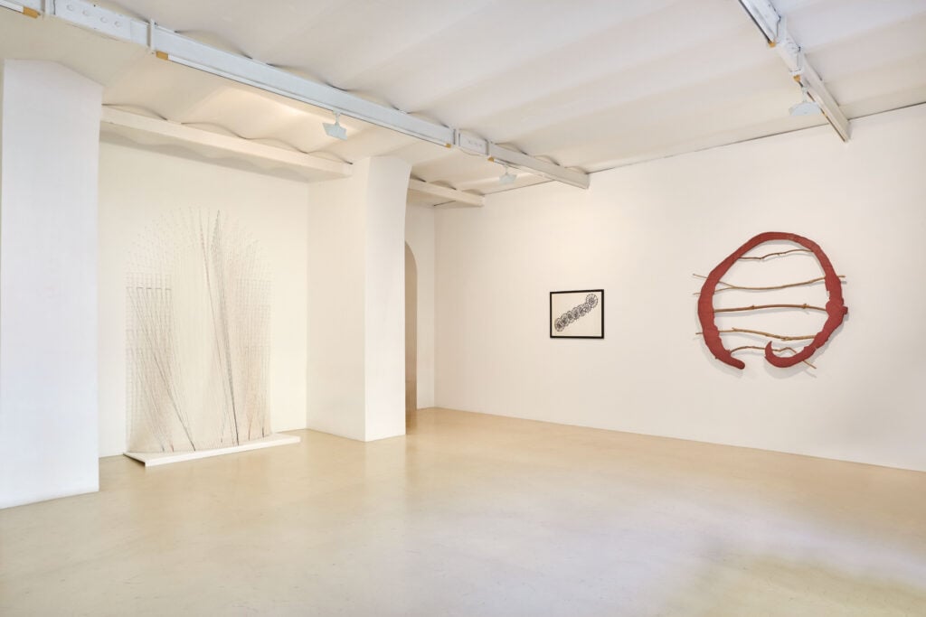Kazuko Miyamoto porta corpo ed errore dentro il Minimalismo. La mostra a Roma 