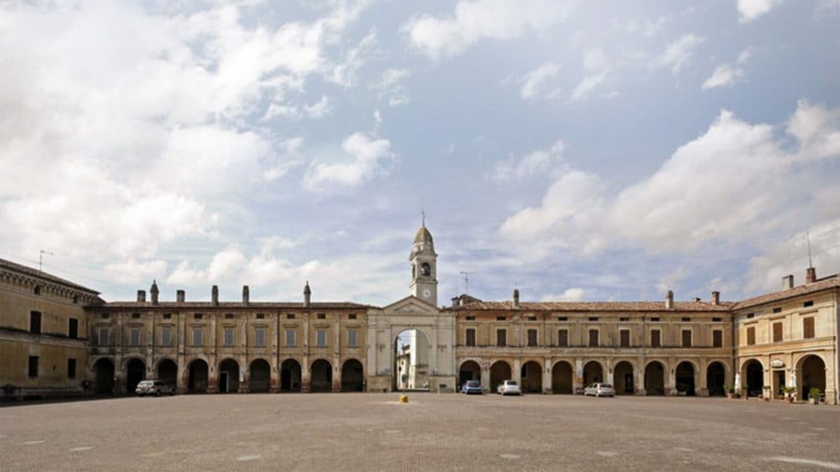 La Piazza Gonzaghesca di Isola Dovarese. Photo Turismo Cremona