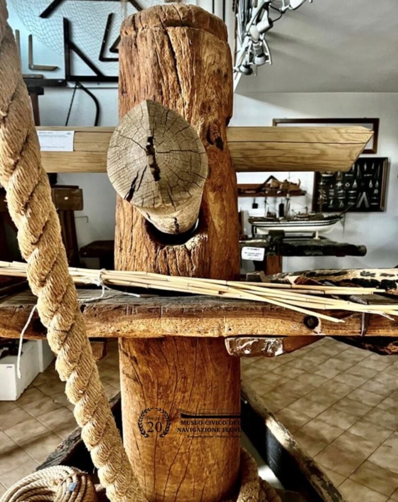 L'argano, strumento in legno per tirare in secco l&rsquo;imbarcazione e rimetterla in acqua, al Museo della Navigazione fluviale di Battaglia Terme
