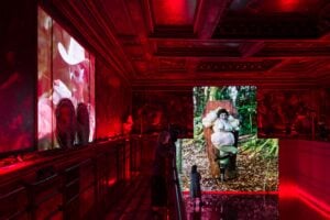 Da palazzo storico a campo di battaglia per fantasmi: succede con un’installazione a Venezia, l’intervista 