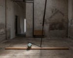 In un’ex vetreria di Brescia l’artista Andrea Bocca racconta i suoi sogni “fuor di metafora”. La recensione