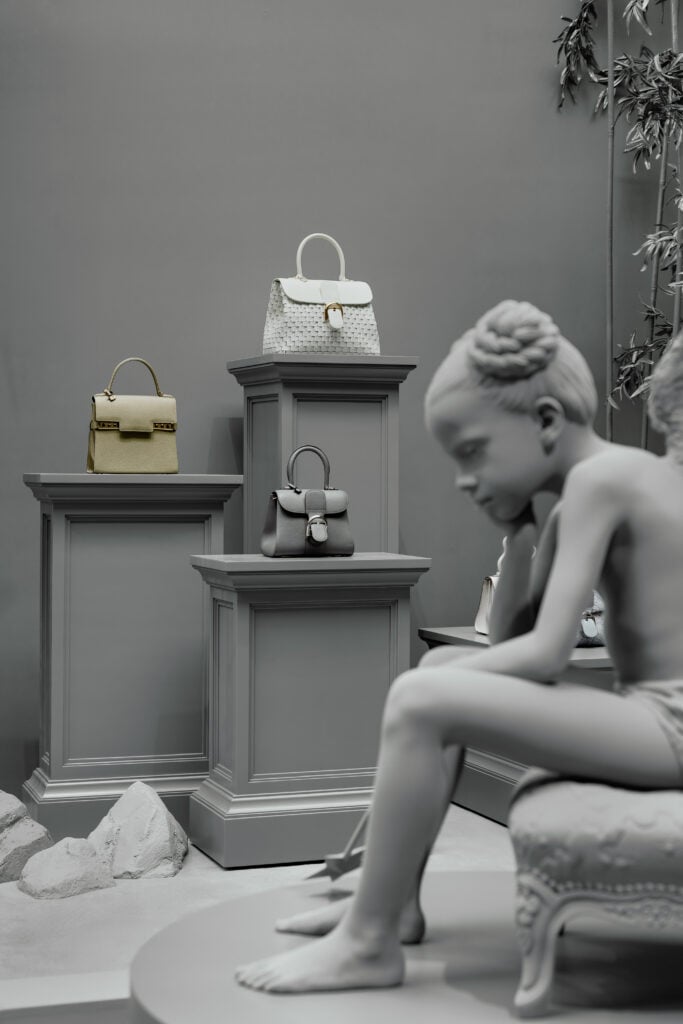 L'installazione di Hans Op de Beeck alla maison Delvaux di Bruxelles. Courtesy Delvaux