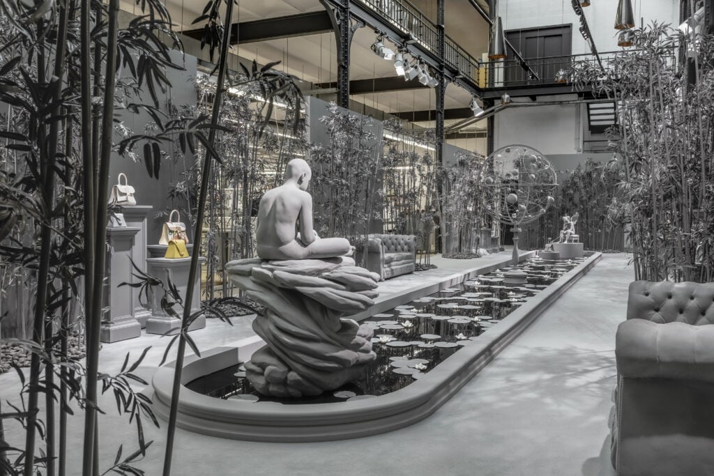L'installazione di Hans Op de Beeck alla maison Delvaux di Bruxelles. Courtesy Delvaux