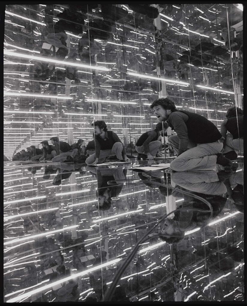 Luciano Fabro, Allestimento teatrale, Cubo di specchi, 1967-75. Veduta della performance, Bagno Borbonico, Pescara, 1975. Foto Giorgio Colombo