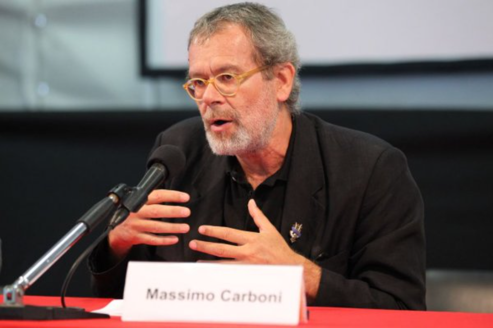In un mondo che corre, esitare può essere un atto di resistenza. Intervista a Massimo Carboni