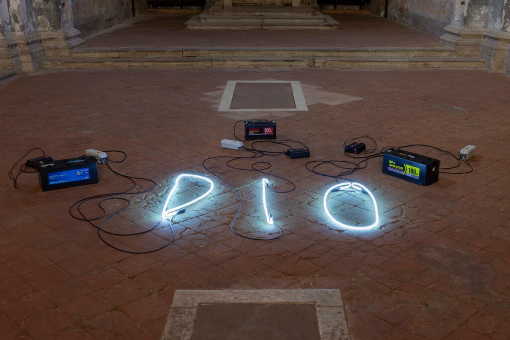 Marcello Maloberti, DIO A BATTERIA, 2025. Installazione performativa, San Carlo Cremona. Courtesy l'artista, San Carlo Cremona e Galleria Raffaella Cortese, Milano - Albisola. Foto Andrea Rossetti