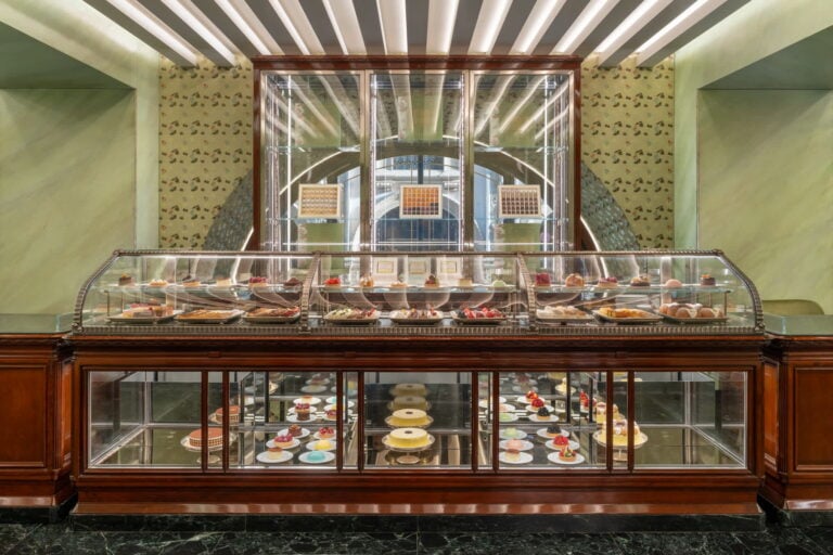 Apre Prada Galleria: il nuovo grandioso negozio di Milano su 8 piani dentro la Galleria Vittorio Emanuele (e dentro c&rsquo;&egrave; una mostra)