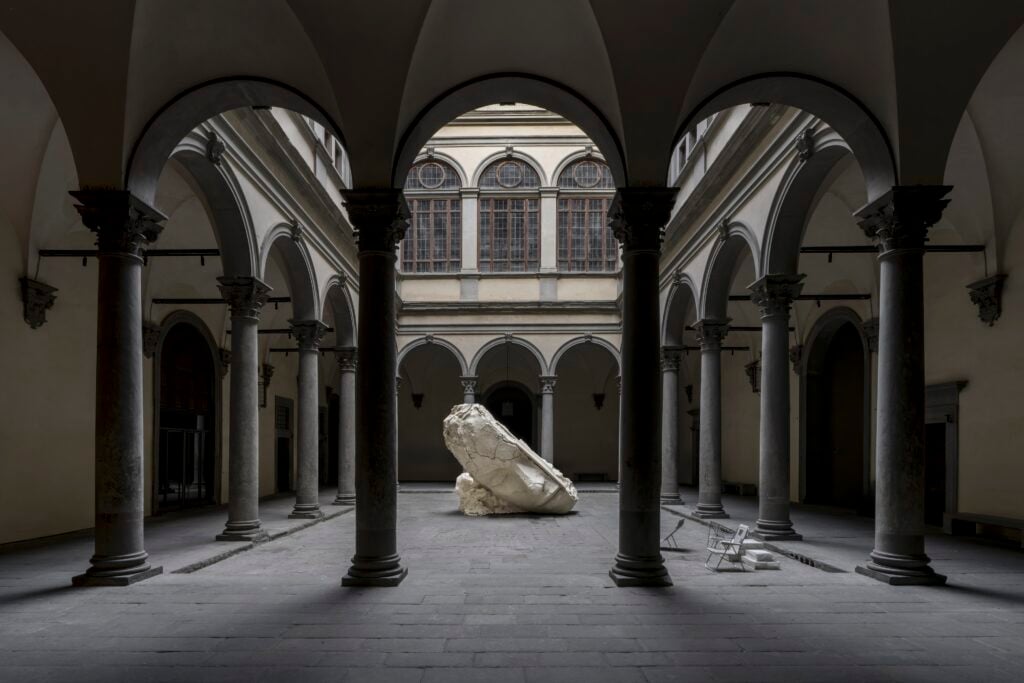 Mark Manders, Tilted Head, installation view, Palazzo Strozzi, Firenze, 2026 © photo Ela Bialkowska OKNO studio