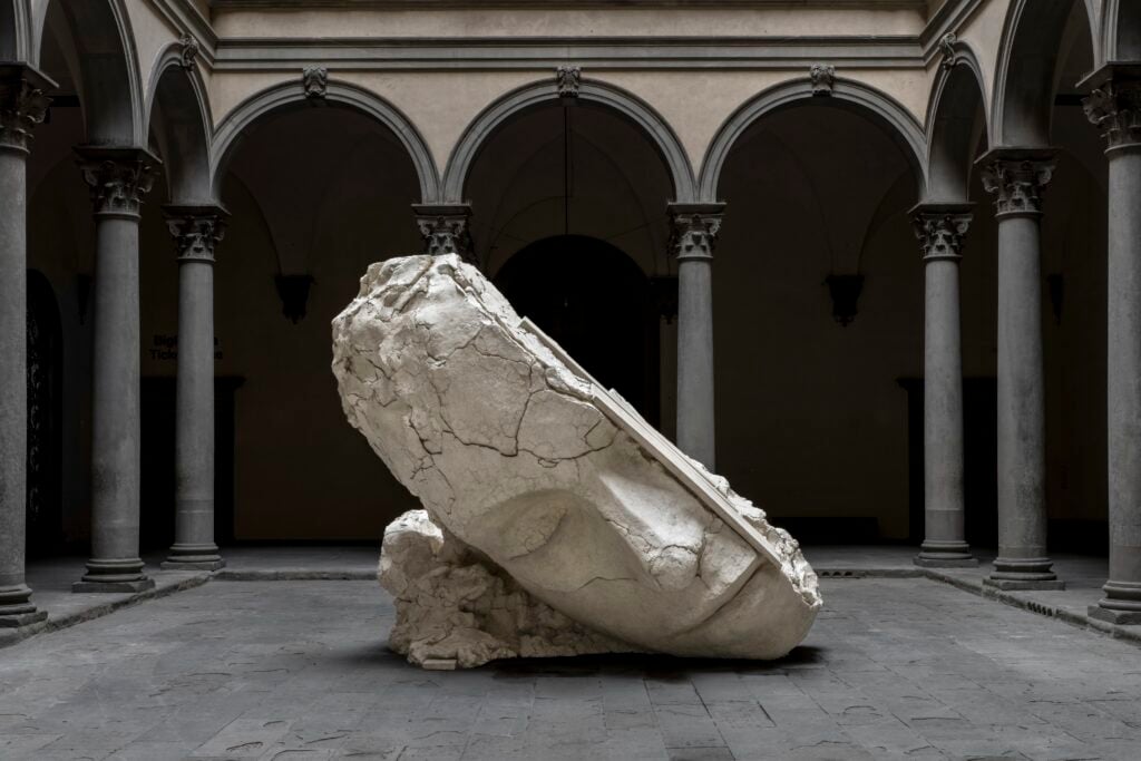 “Le mie sculture sono frammenti dimenticati”. Intervista all’artista Mark Manders che arriva in mostra a Firenze 
