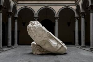 “Le mie sculture sono frammenti dimenticati”. Intervista all’artista Mark Manders che arriva in mostra a Firenze 