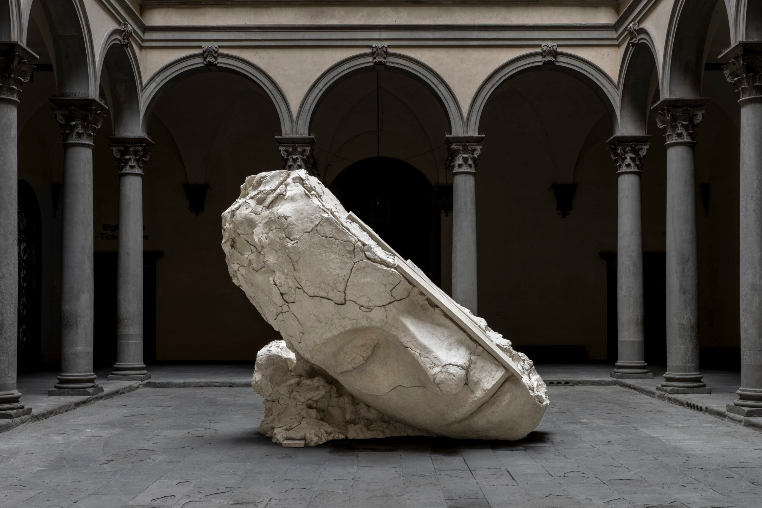 https://www.artribune.com/wp-content/uploads/2026/09/mark-manders-tilted-head-installation-view-palazzo-strozzi-firenze-2026-c-photo-ela-bialkowska-okno-studio-scaled.jpg