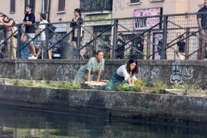Una giornata di teatro sui Navigli di Milano tra arte, degustazioni e incontri. Per celebrare la fine dell’emergenza inquinamento: le foto