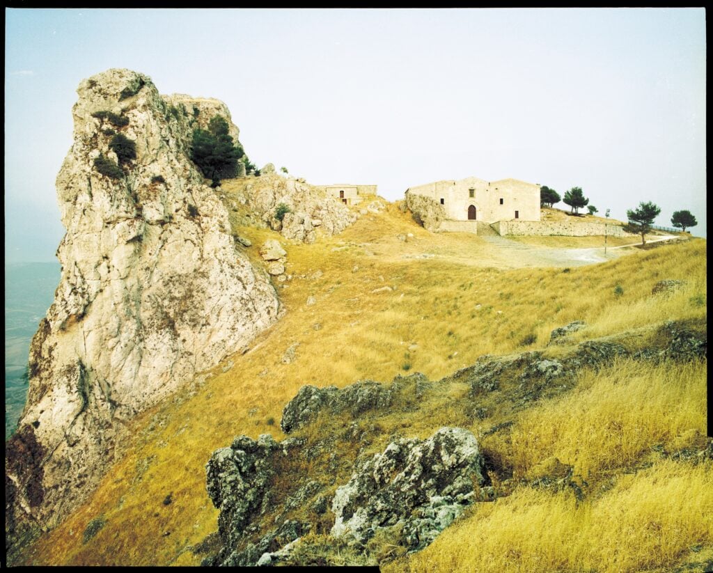 Nunzio Battaglia, Caltabellotta, 1995, stampa C-print 300x400 mm da negativo su pellicola colore 6x7, &copy;Nunzio Battaglia, Courtesy of the Artist, Milano