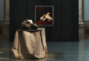 Quattro secoli separano questi due corpi. Caravaggio e Berlinde De Bruyckere in mostra a Berlino