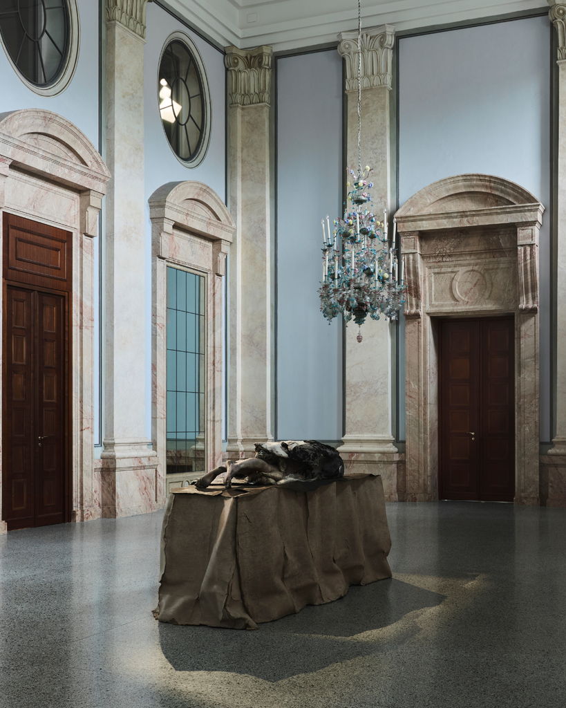 Quattro secoli separano questi due corpi. Caravaggio e Berlinde De Bruyckere in mostra a Berlino
