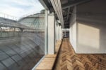 Apre Prada Galleria: il nuovo grandioso negozio di Milano su 8 piani dentro la Galleria Vittorio Emanuele (e dentro c&rsquo;&egrave; una mostra)