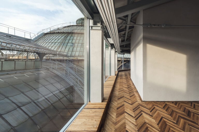 Apre Prada Galleria: il nuovo grandioso negozio di Milano su 8 piani dentro la Galleria Vittorio Emanuele (e dentro c&rsquo;&egrave; una mostra)