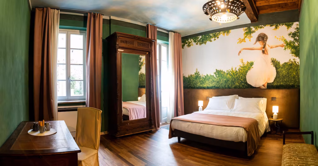 Il Giardino segreto tra i temi delle camere illustrate dell'hotel letterario Palazzo Fauzone