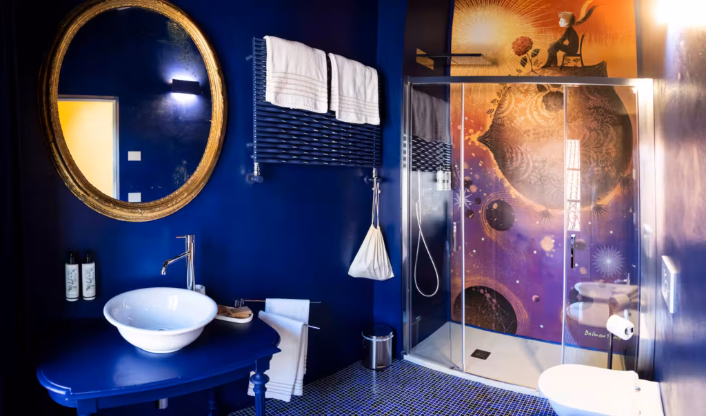 Il Piccolo Principe illustrato nel bagno di una camera letteraria a Palazzo Fauzone