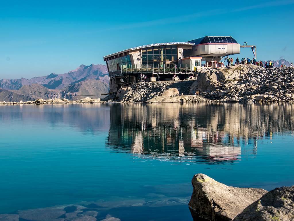 Spunta una passerella panoramica di vetro in mezzo alle Alpi (gli ambientalisti la prendono male)