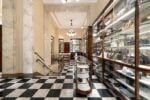 Apre Prada Galleria: il nuovo grandioso negozio di Milano su 8 piani dentro la Galleria Vittorio Emanuele (e dentro c&rsquo;&egrave; una mostra)
