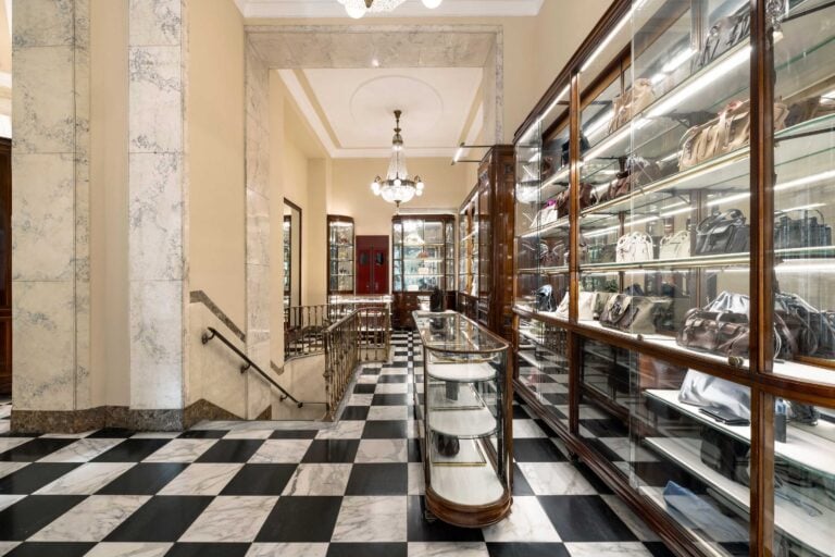 Apre Prada Galleria: il nuovo grandioso negozio di Milano su 8 piani dentro la Galleria Vittorio Emanuele (e dentro c&rsquo;&egrave; una mostra)