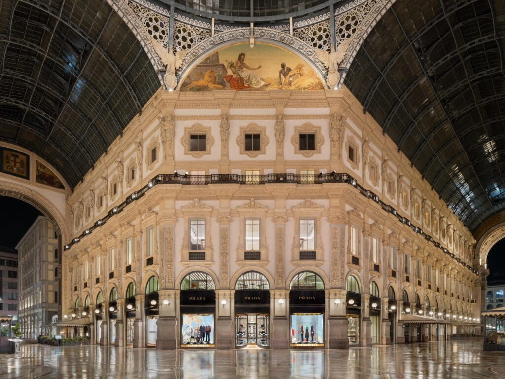 Apre Prada Galleria: il nuovo grandioso negozio di Milano su 8 piani dentro la Galleria Vittorio Emanuele (e dentro c’è una mostra)