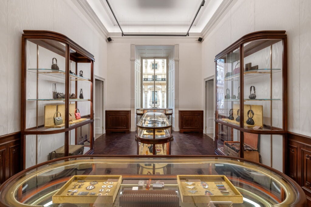 Apre Prada Galleria: il nuovo grandioso negozio di Milano su 8 piani dentro la Galleria Vittorio Emanuele (e dentro c’è una mostra)