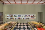 Apre Prada Galleria: il nuovo grandioso negozio di Milano su 8 piani dentro la Galleria Vittorio Emanuele (e dentro c&rsquo;&egrave; una mostra)