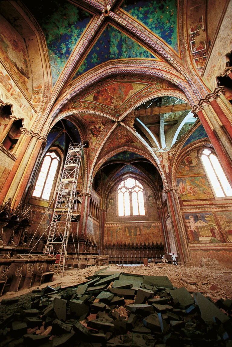 1997, terremoto e restauri della Basilica di San Francesco. Ph Ghigo Roli per la collana Mirabilia Italiae, edito da Franco Cosimo Panini Editore