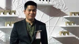 “Voglio realizzare mostre da annusare”. Intervista a Prin Lomros, guru della profumeria asiatica