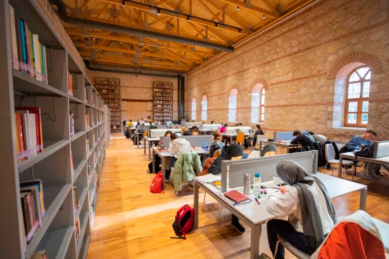 A Istanbul una caserma ottomana &egrave; diventata la biblioteca pi&ugrave; sostenibile del mondo
