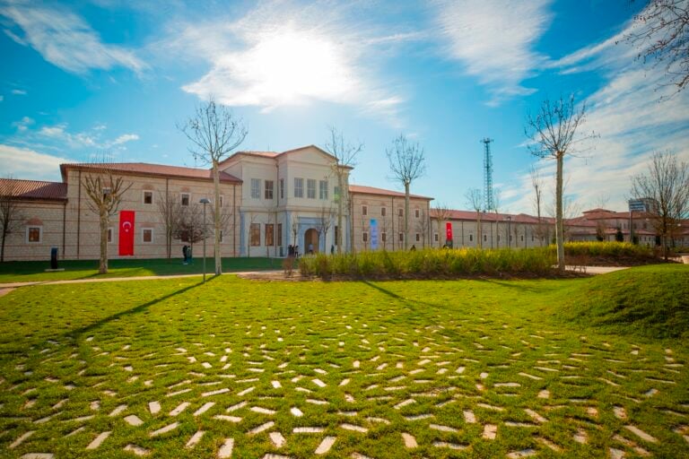 A Istanbul una caserma ottomana &egrave; diventata la biblioteca pi&ugrave; sostenibile del mondo