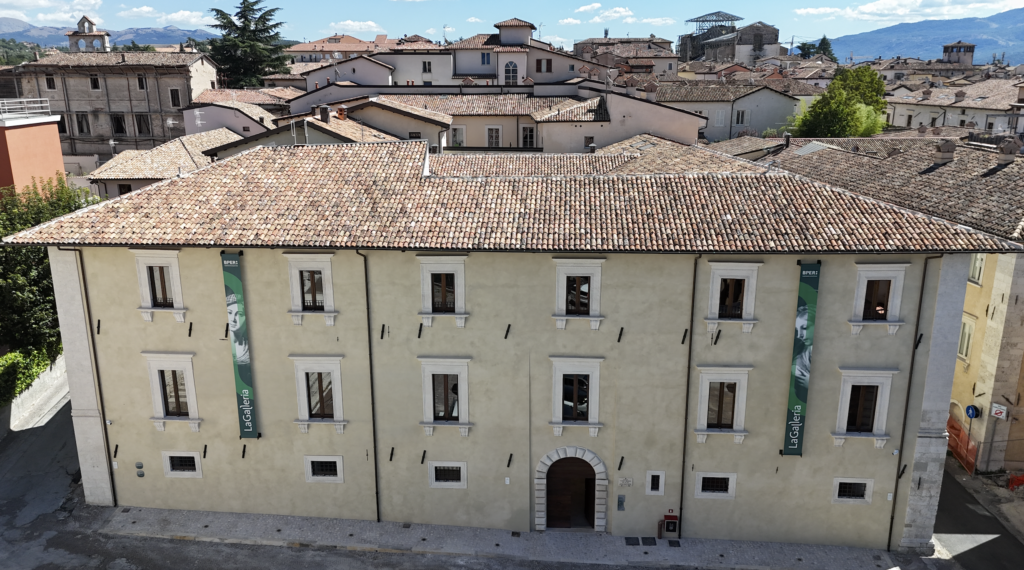 Ha aperto un nuovo polo culturale per l’arte in uno storico palazzo dell’Aquila