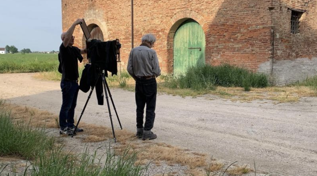 Che cosa significa fotografare oggi un paese già diventato storia? Guido Guidi torna a Luzzara