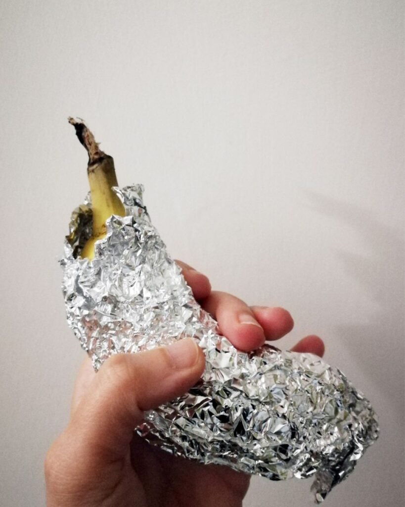 Serena Becagli, Ho incartato La banana di Cattelan, 2022 circa. Installazione temporanea. Banana e carta stagnola