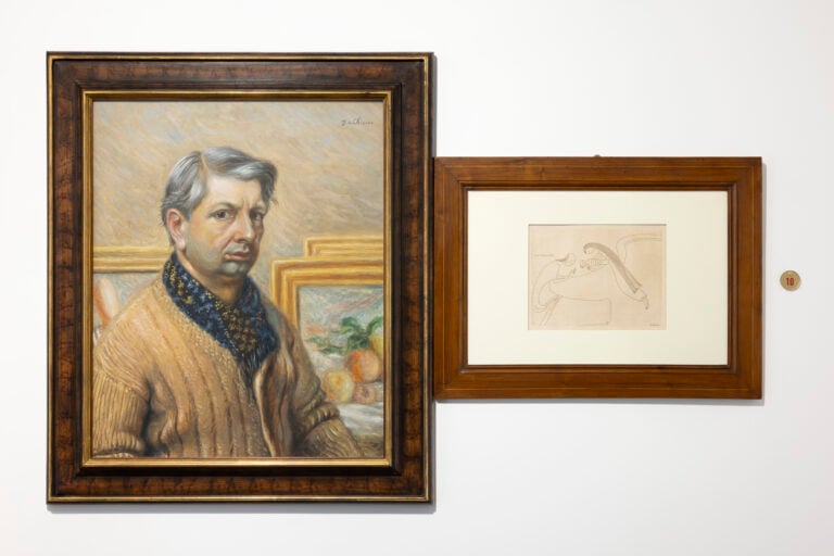 Giorgio de Chirico, Autoritratto con i quadri , 1930 e Adolfo Wildt, Maternit&agrave; , 1919, stazione 10, CAMPOSANTO, a cura di MARTELLATE PROJECT, Casa Gregotti, Milano, 2026. Courtesy Casa Gregotti. Foto di Andrea Rossetti. &copy; Giorgio de Chirico, by SIAE 2026