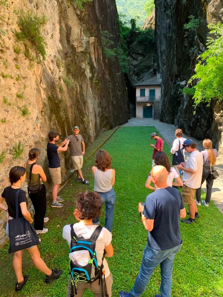 In Valchiavenna c’è una mostra di arte contemporanea da vedere dentro un’antica cava di pietra