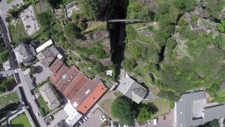 In Valchiavenna c&rsquo;&egrave; una mostra di arte contemporanea da vedere dentro un&rsquo;antica cava di pietra