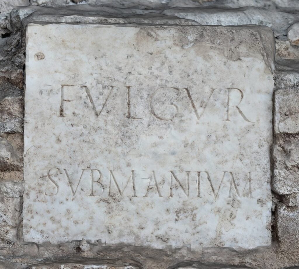 Scoperte archeologiche: Villa Adriana a Tivoli, la lastra del Fulgur Submanium