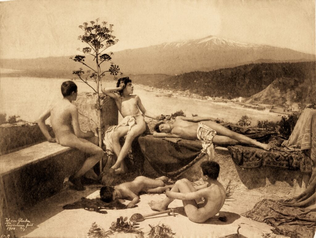 Wilhelm von Gloeden, Taormina. Giovani sulla terrazza, 1900, stampa all&rsquo;albumina, 285x375 mm, sul negativo firma e data dell&rsquo;autore, collezione Grillo, Firenze