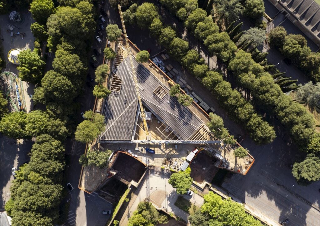 Due scuole, un teatro e una città ricucita: 5 progetti per raccontare la Toscana contemporanea