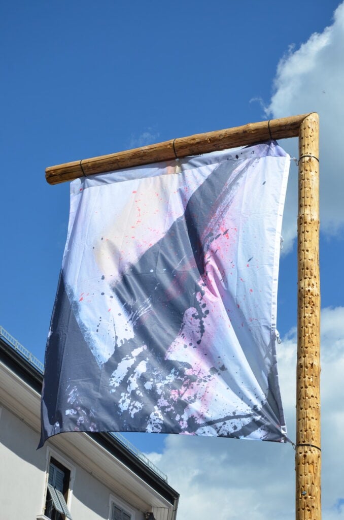 Fitime Sulejmani, Stendardi d'artista d'artista, installation view, Cavalese