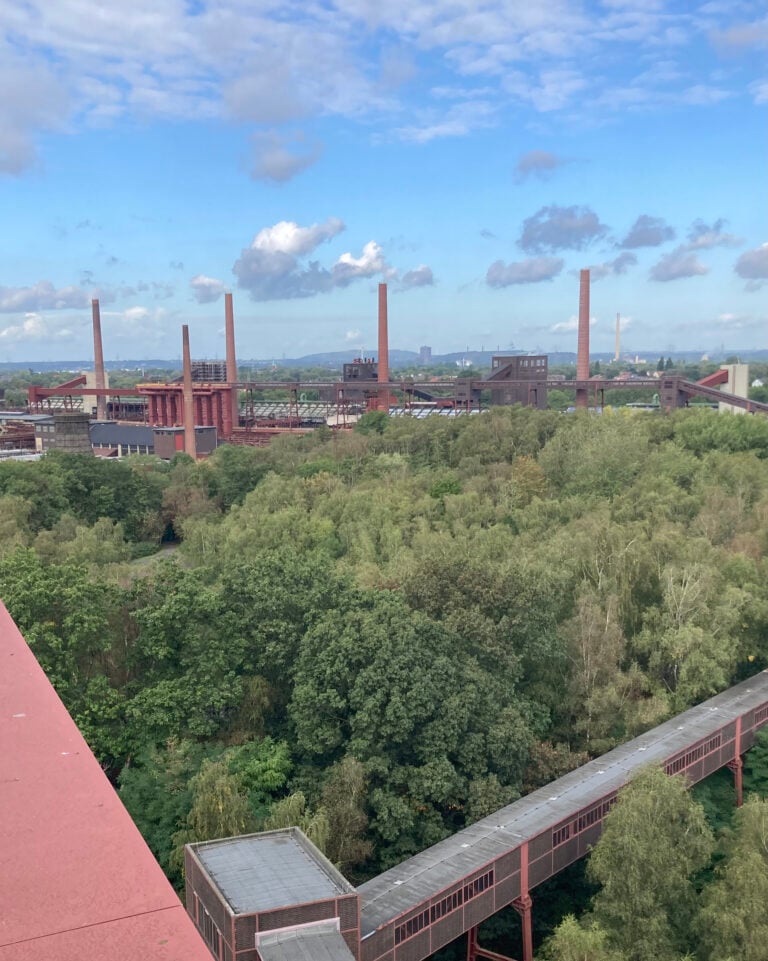 Il reportage da Manifesta 16 nella Ruhr: lo skyline industriale della Ruhr dalla sommit&agrave; del complesso di Zollverein a Essen