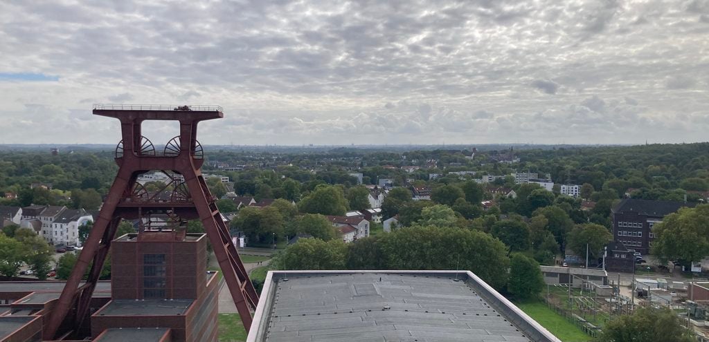 Il reportage da Manifesta 16 nella Ruhr: lo skyline industriale della Ruhr dalla sommità del complesso di Zollverein a Essen