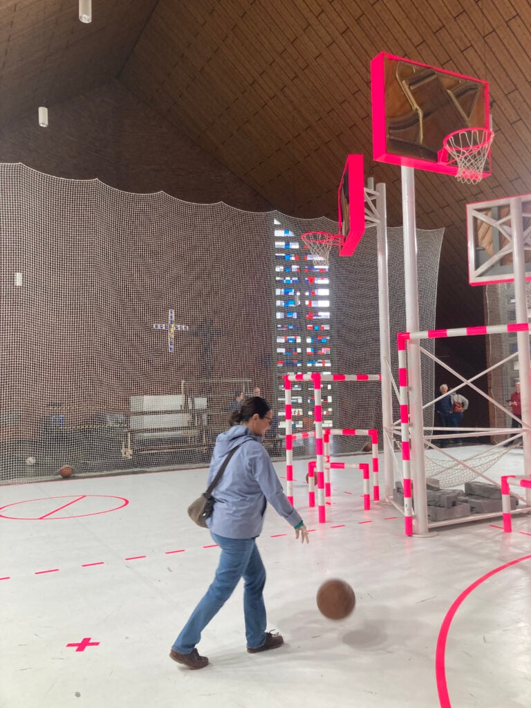 Il reportage di Manifesta 16 nella Ruhr: Cabosanroque & Flex Arquitectura, FAIL LOUDER (2026), St. Ludgerus a Bochum